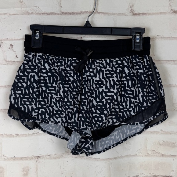 Lululemon Hotty Hot Size 8 Black and White - Picture 1 of 7